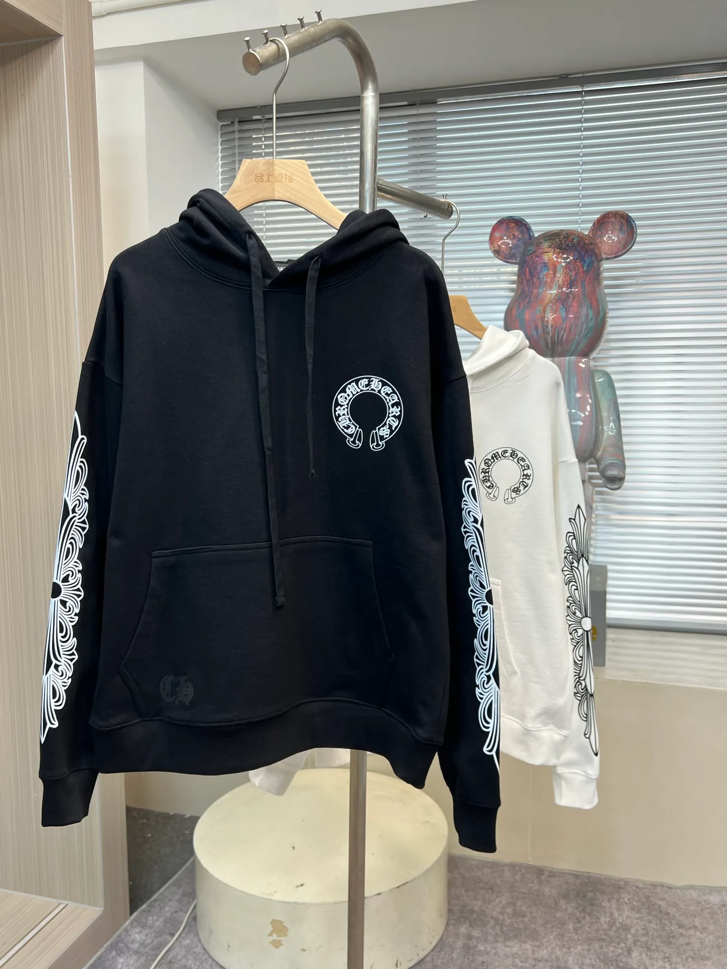 🅿️330 High Quality B25 🇺🇸New York Exclusive｜ChromeHearts 25 Early Autumn Flower Arm Horseshoe Hooded Sweatshirt is here Sanskrit letter rattan flower cross horseshoe hooded sweatshirt, same style for men and women, a must-have basic and versatile sweatshirt jacket for early autumn, easy to solve daily matching problems! Casual fit hooded sweatshirt, the silhouette is casual, smooth, casual and tolerant. Customized 450g pure cotton fabric with clear texture and comfortable upper body. The classic model is a must-have for students. If you like it, come and get the same model!